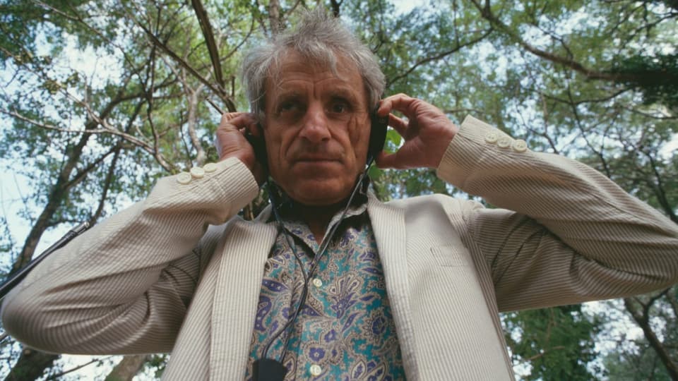 Iannis Xenakis hört Tiergeräusche über Kopfhörer