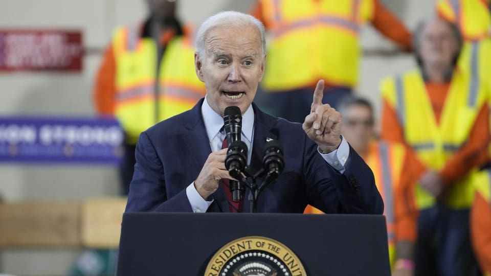 Joe Biden an Rednerpult, den Finger hebend