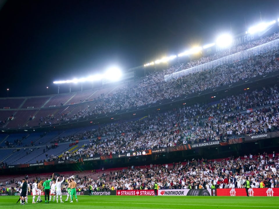 Eine weisse Fankfurt-Wand mitten im Camp Nou.