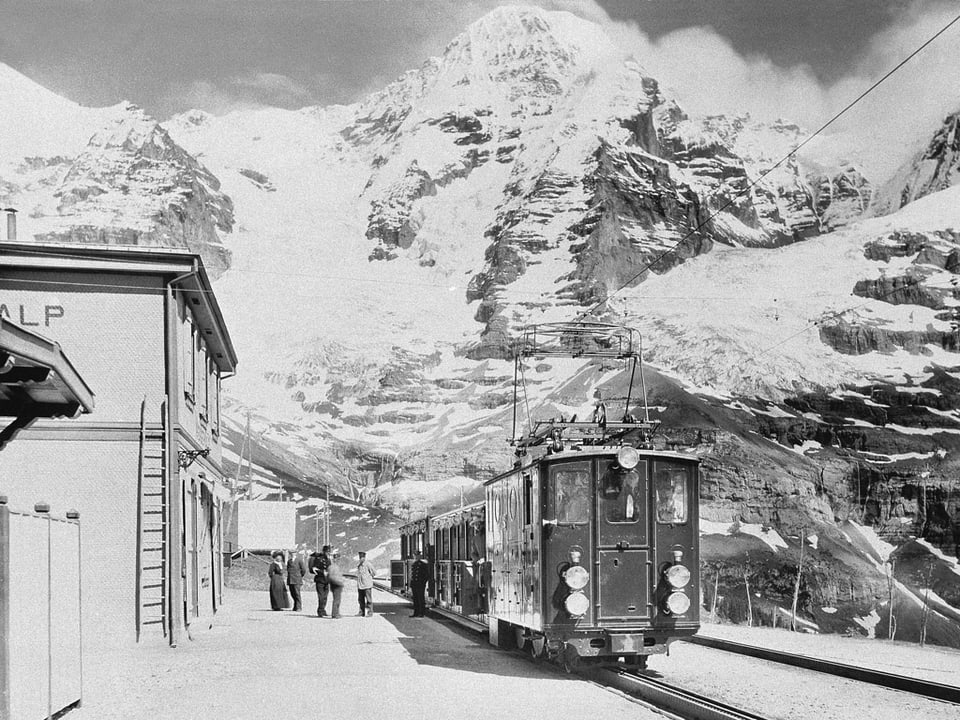 Historische Aufnahme eines Zuges der Jungfraubahn