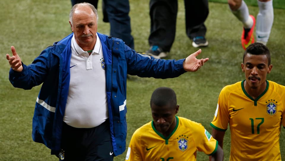 Scolari gestikuliert, zwei seiner Spieler gehen an ihm vorbei.