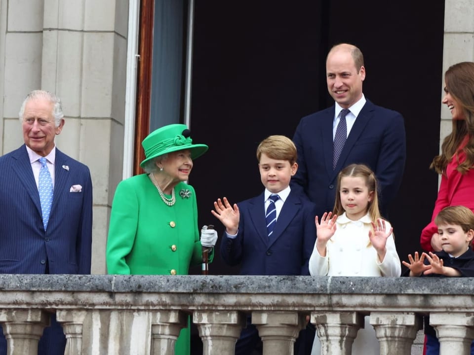 Queen Elizabeth und ihre Familie auf dem Balkon.