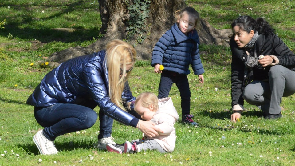 Michelle Hunziker hält Celeste an den Händen.