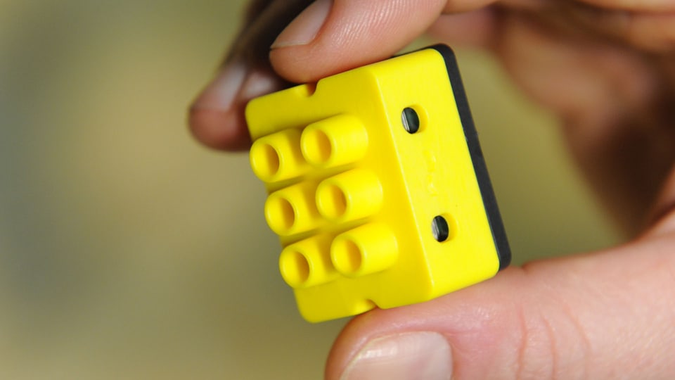 Mit diesem gelben Digitalstrom-Würfel lassen sich Geräte und Stromnetz intelligenter steuern.