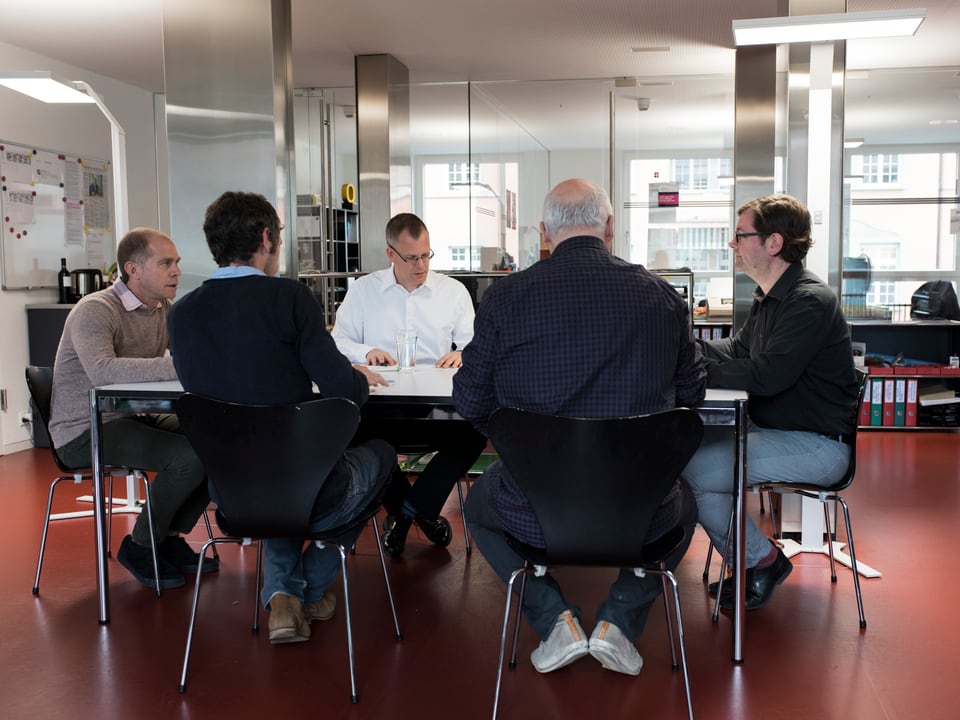 Fünf Männer sitzen um einen weissen Tisch und und diskutieren Themen für die Radiosendung Echo der Zeit.