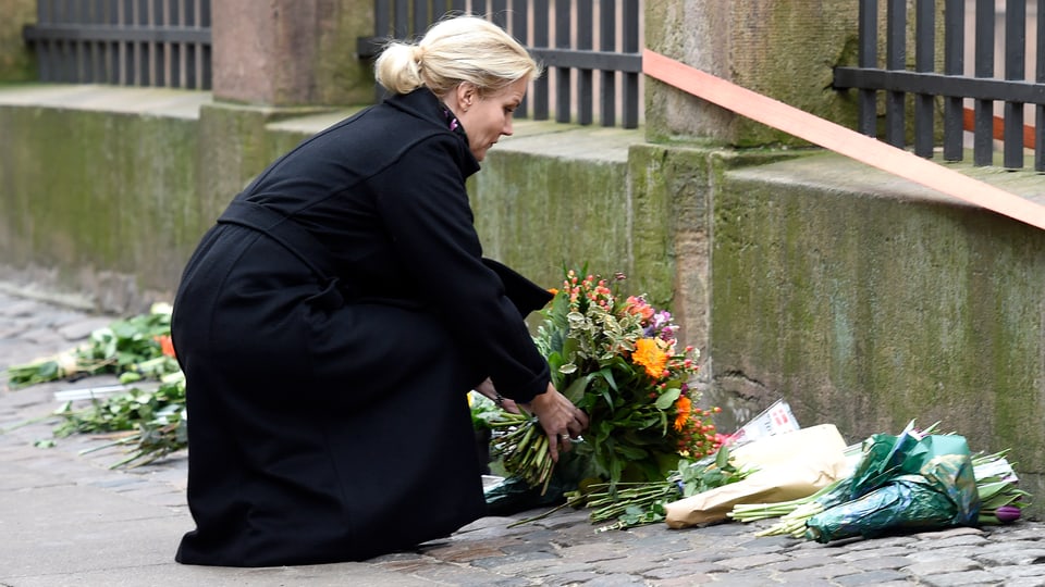 Die dänische Ministerpräsidentin legt vor der Synagoge Blumen nieder. 