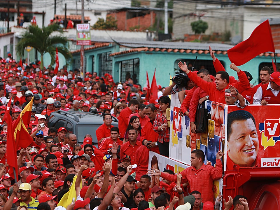 Chávez winkt seinen Anhängern