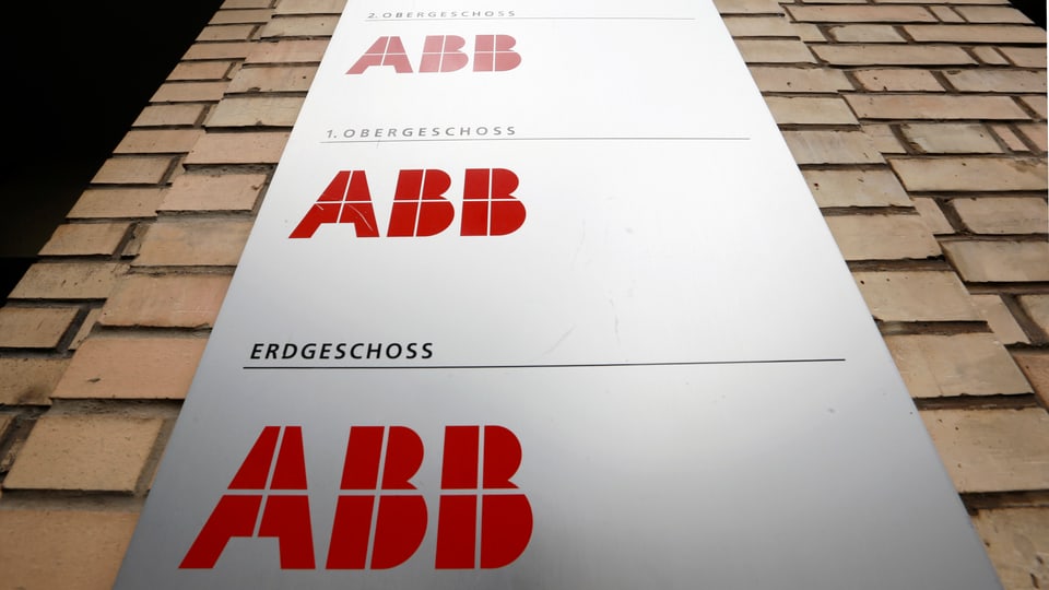 ABB-Schild an einer Ziegelwand.