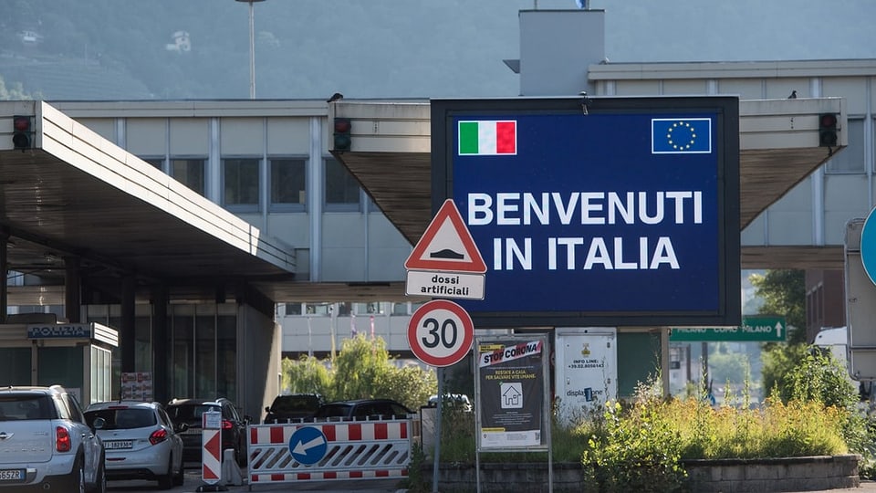 Zoll zu Italien mit grosser Aufschrift: Willkommen in Italien