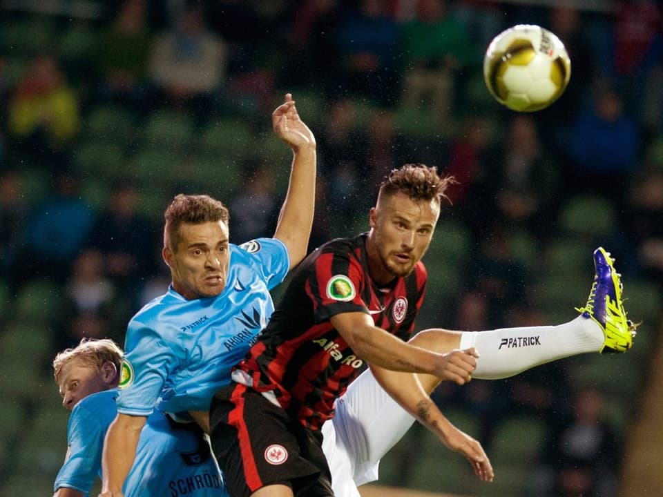 Haris Seferovic gewinnt ein Kopfballduell in einem Testspiel von Eintracht Frankfurt.