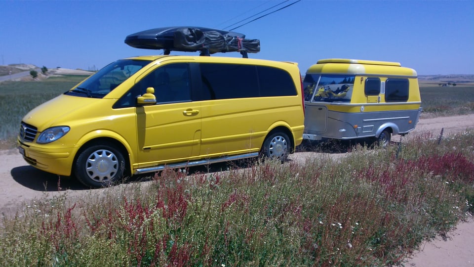 Ein gelber kleiner Bus. 