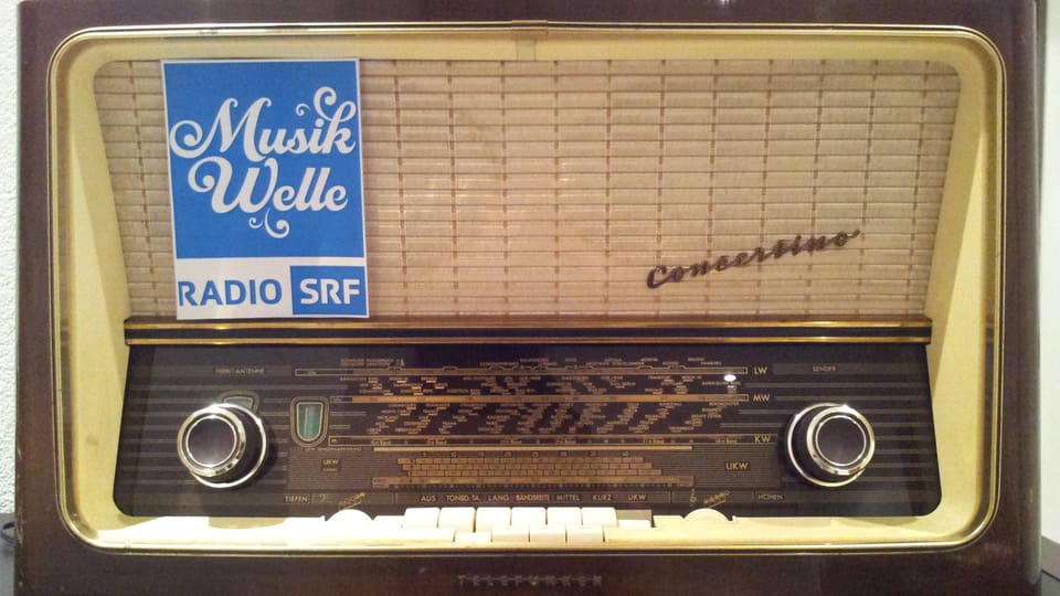 Das Logo von SRF Musikwelle auf einem alten Radio.