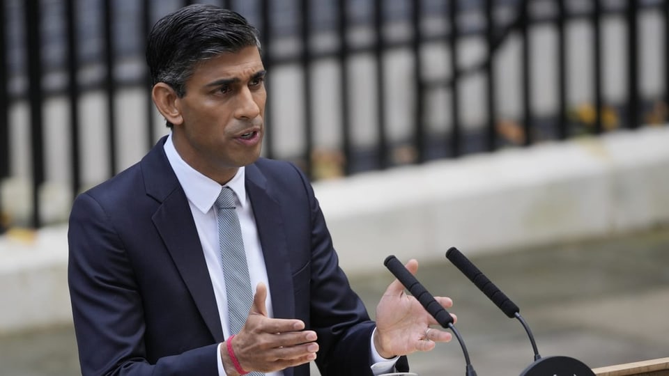 Der neue britische Premierminister Rishi Sunak spricht am Dienstag in der Downing Street in London