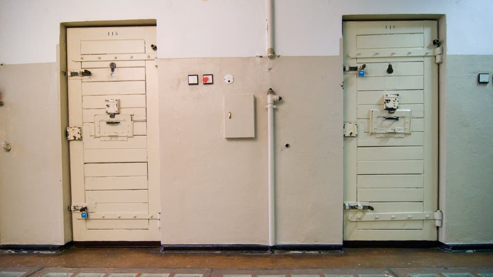 Die Eingangstüren von den Stasi-Gefängnis.