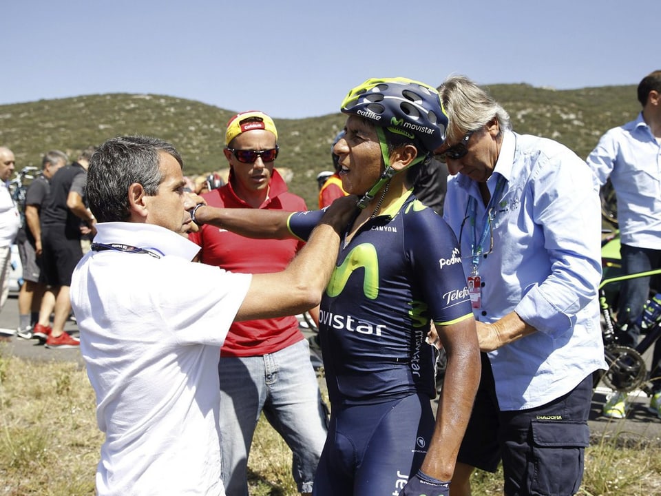Nairo Quintana wird nach einem Sturz von seinem Teamarzt untersucht.