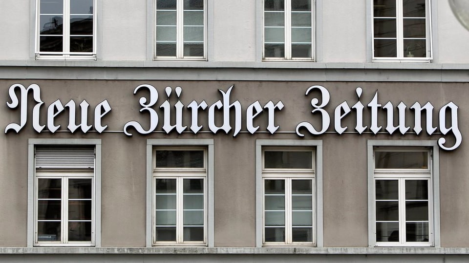 Schriftzug der «Neuen Zürcher Zeitung» am Hauptsitz in Zürich.
