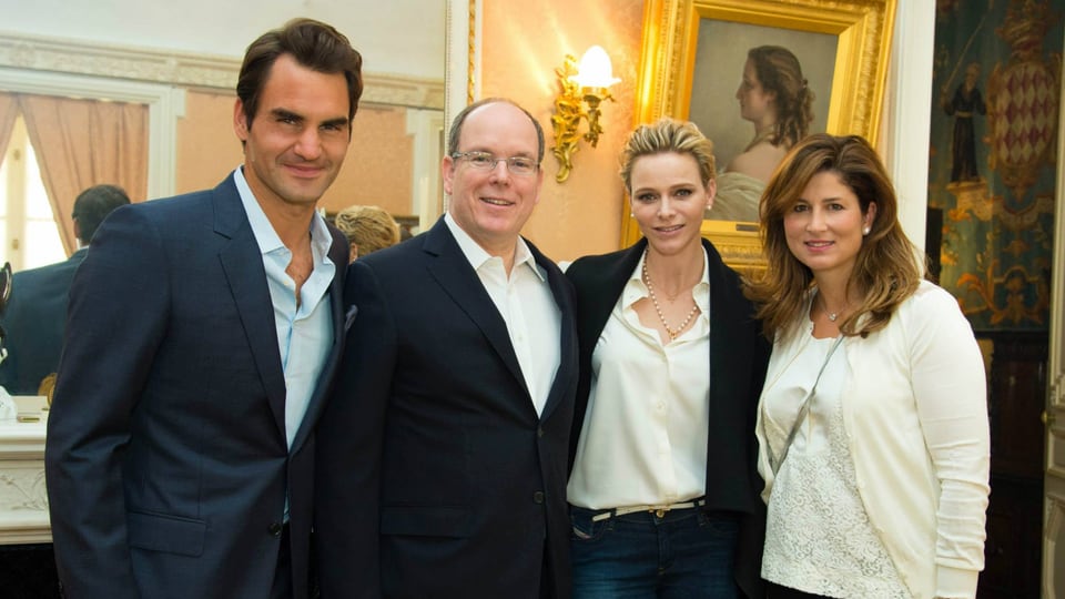 Roger Federer, Fürst Albert, Fürstin Charlène und Mirka Federer posieren für die Fotografen.