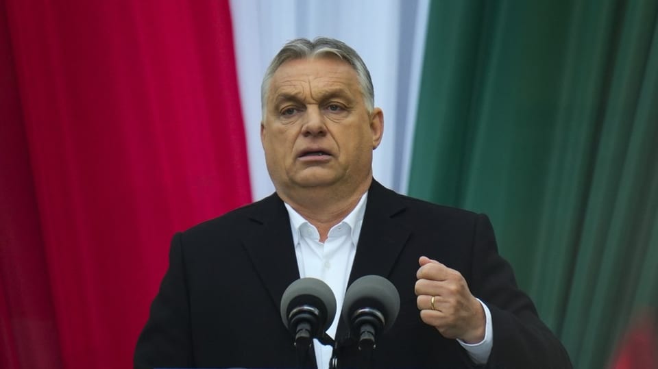 Ungarns Ministerpräsident Victor Orbán (rechts) neben Manuel Macron.