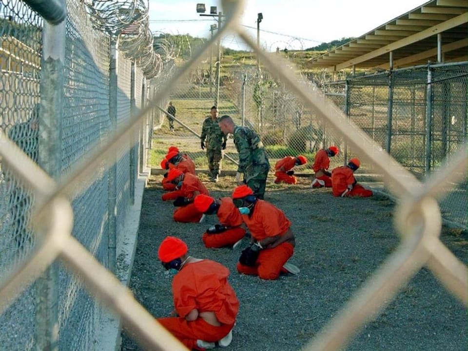 Blick durch Drahtzaun ins Gefangenenlager Guantanamo auf Kuba
