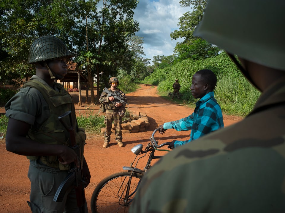 Eine Patrouille in den Strassen von Bambari.
