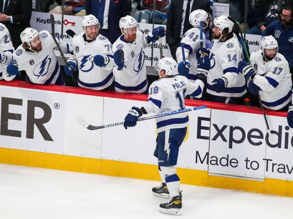 Hält sein Team am Leben Eishockey-Spieler.