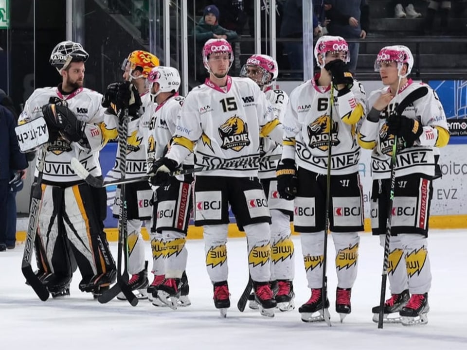 Lange Gesichter Enttäuschte Spieler bei Ajoie
