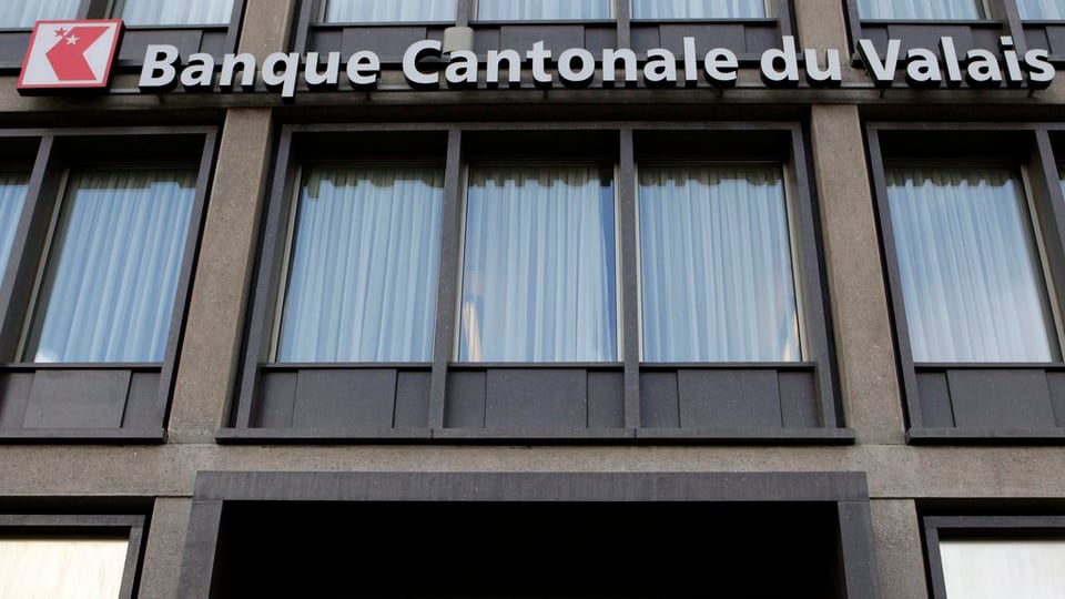 Das moderne Gebäude der Walliser Kantonalbank mit Schriftzug auf Französisch.