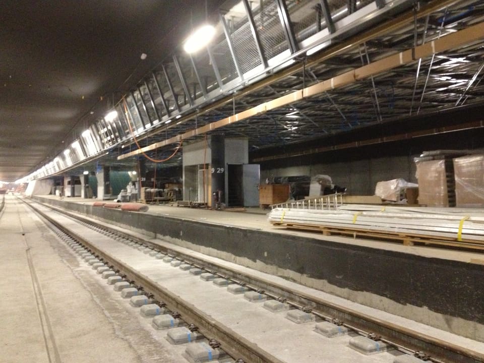 Der 500 Meter lange Perron des unterirdischen Bahnhofs im Rohbau.