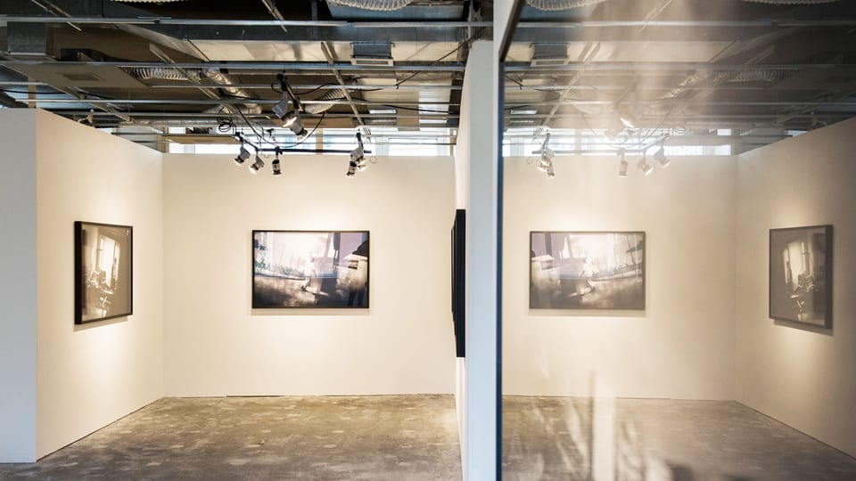 Vier schwarz-weiss Werke in einem Ausstellungsraum.