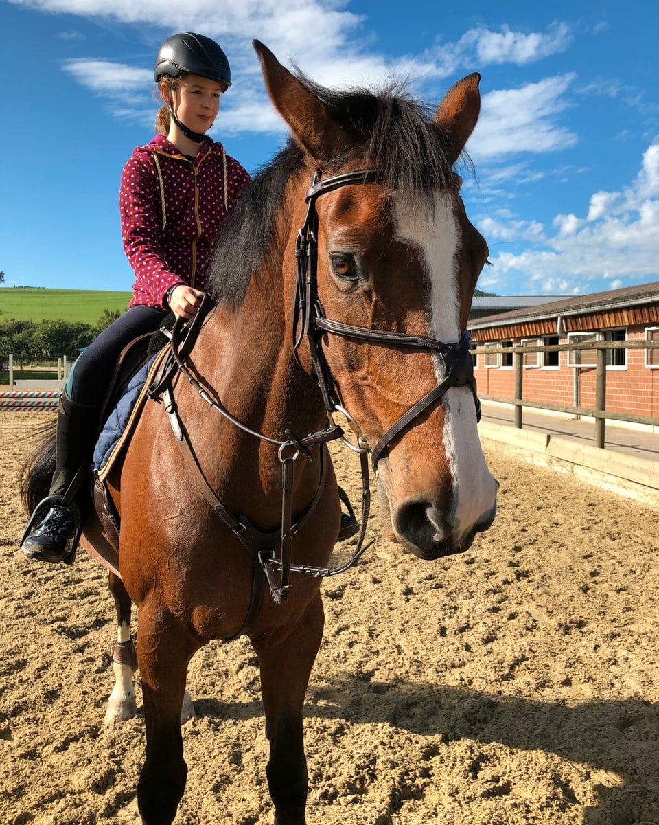 Luna auf dem Pferd.