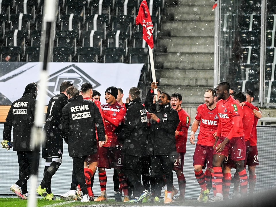 Die Kölner Spieler feiern den Sieg gegen Gladbach.