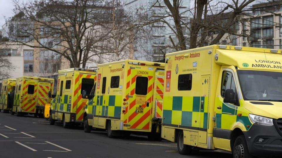 Vier Ambulanzen stehen parkiert hintereinander länglich auf der Strasse
