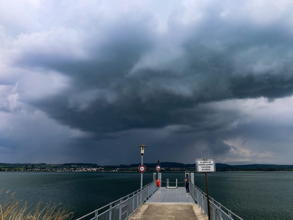 Starkes Gewitter über dem Murtensee