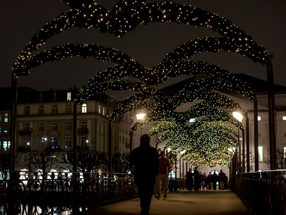 Weihnachtsbeleuchtung entlang des Rathaussteges in Luzern. 