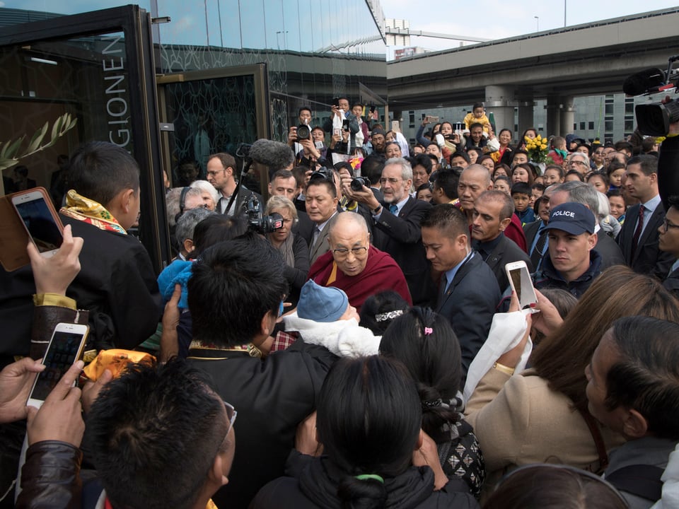 Viele Menschen wollten den Dalai Lama sehen, als er letzte Woche in Bern war.