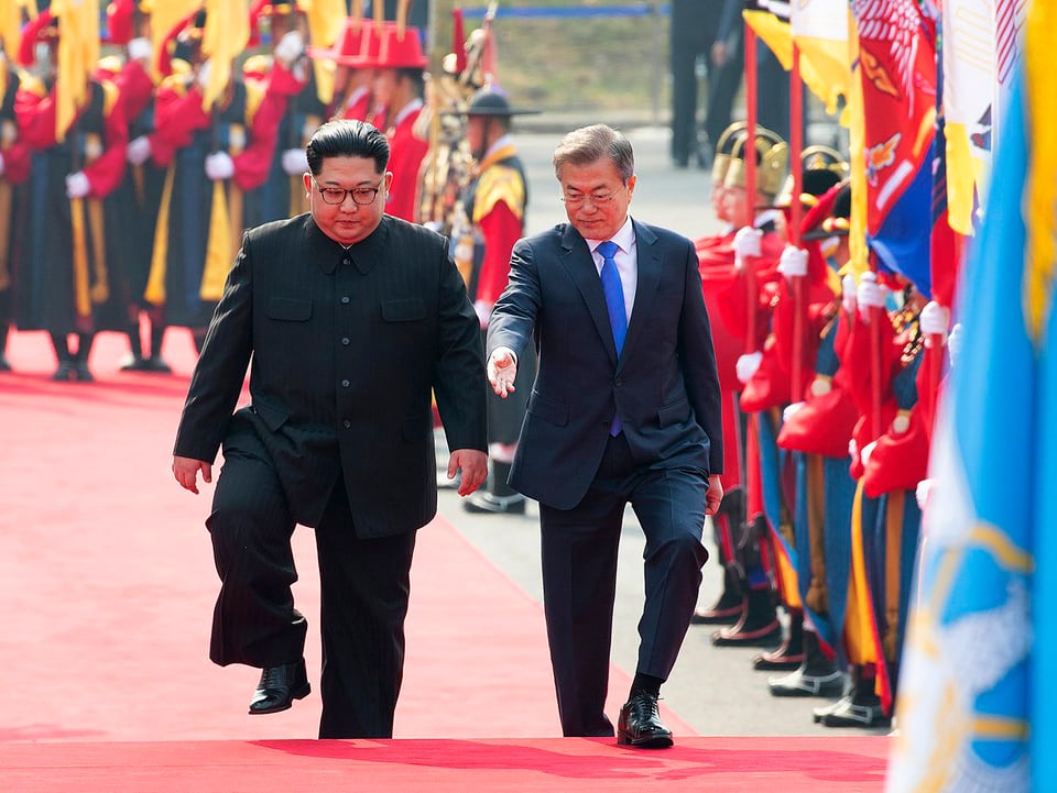Kim Jong-un (links) und Moon Jae-in (rechte Seite).