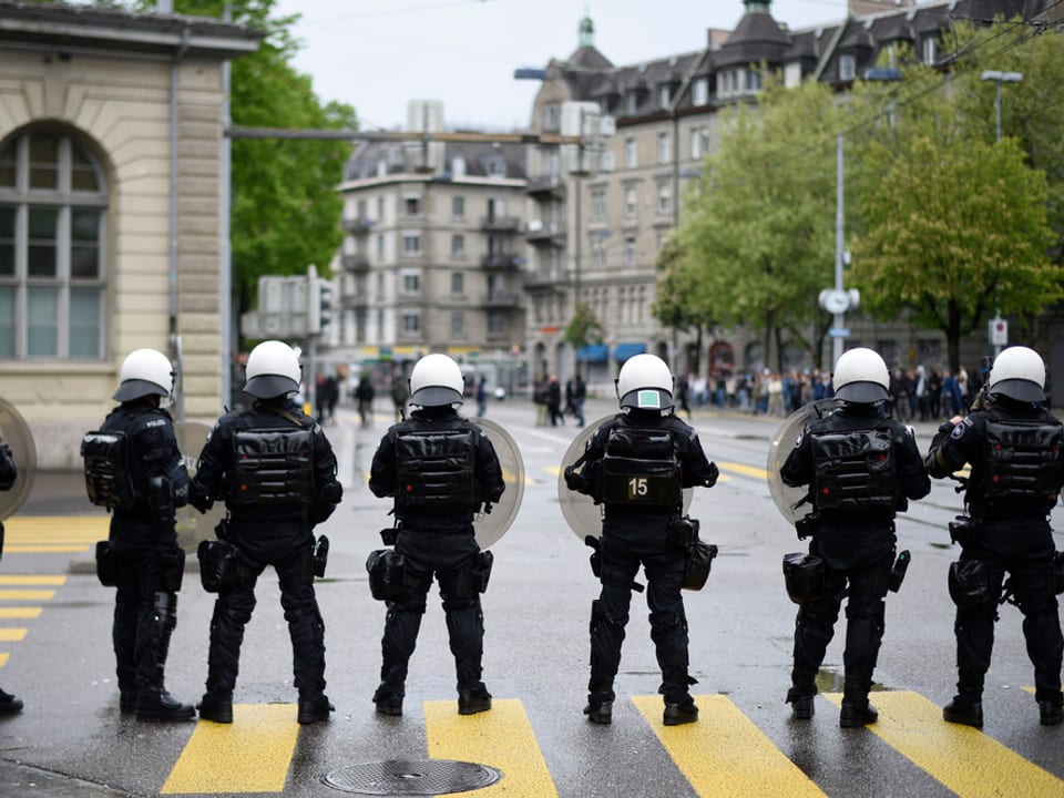 Polizisten im Einsatz im Nachgang zur 1. Mai-Feier in Zürich