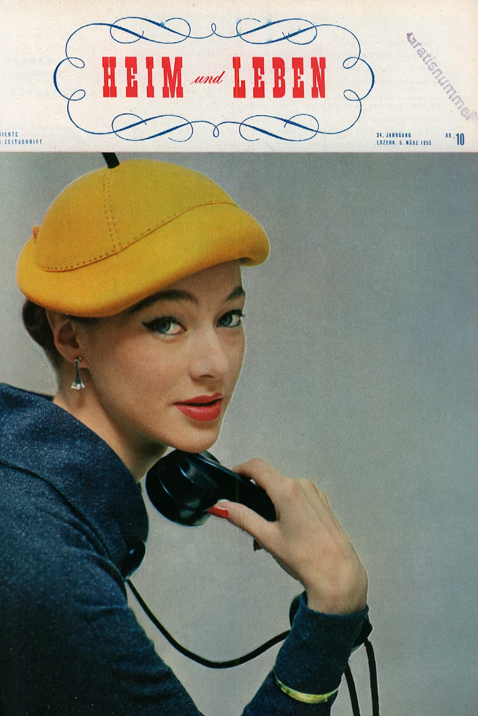 Cover von «Heim und Leben», 24. Jahrgang, 5. März 1955: Frau mit gelber Mütze und Telefonhörer in der Hand.