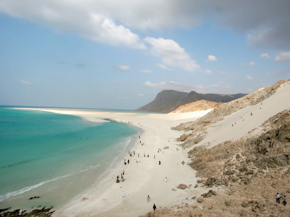Ein langer Sandstrand an der Küste Socotras am Meer.