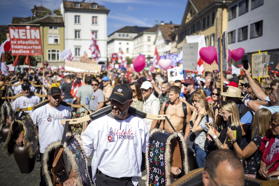 Die «Helvetia Trychler» marschieren an der Demo mit.