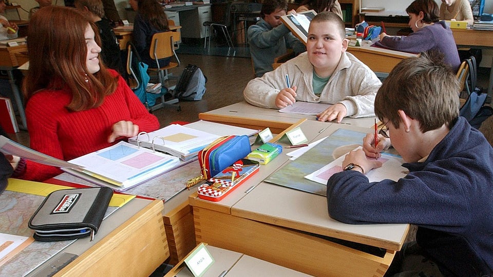 Ein Junger Kerl Student Der Schule Wird Bedient Ein Junger Kerl Student Der Schule Wird Bedient