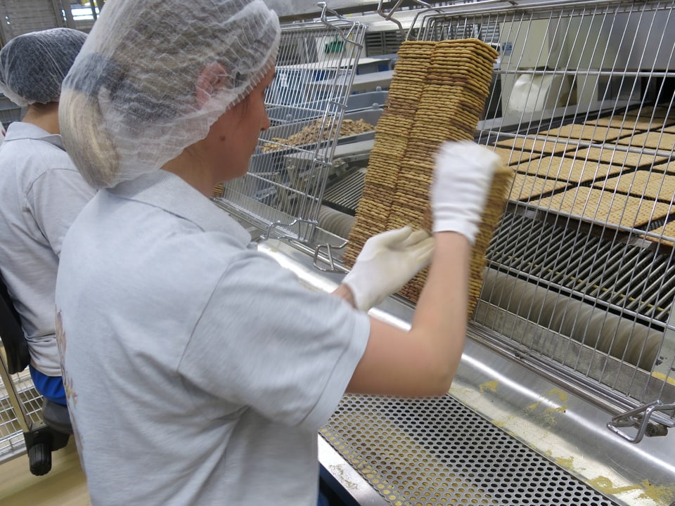 Das Knäckebrot wird in der Fabrik in Murten von Hand sortiert. 