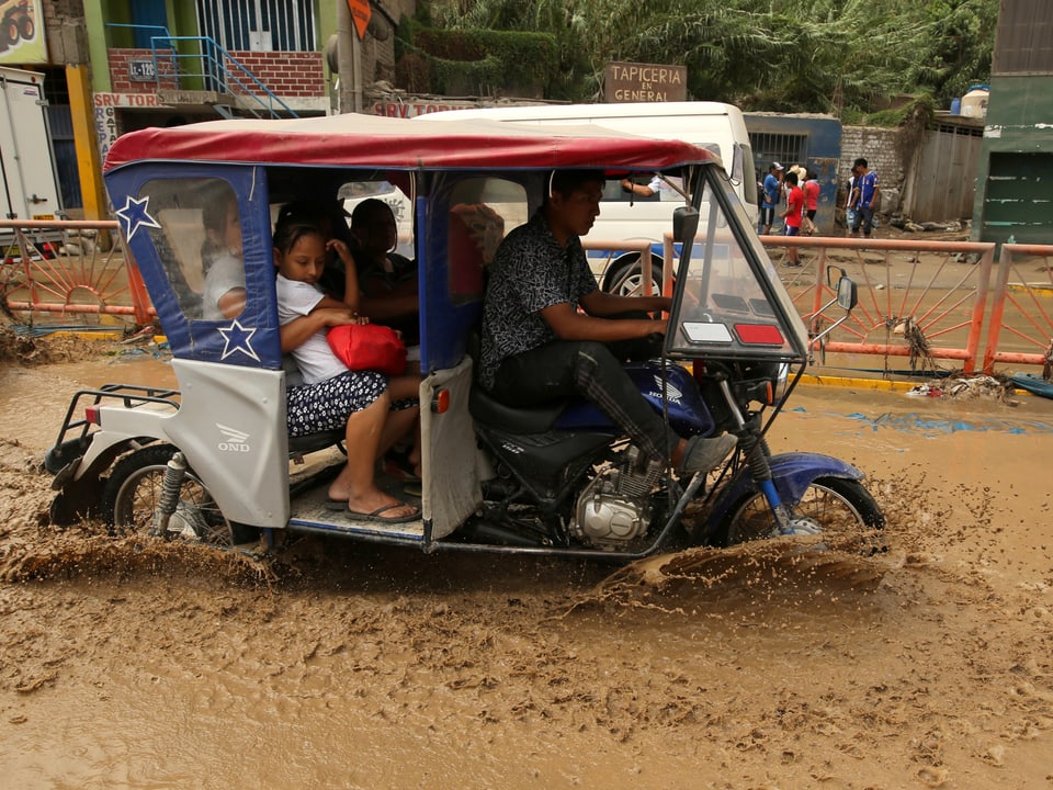 überflutete Strasse, Menschen in Rikscha