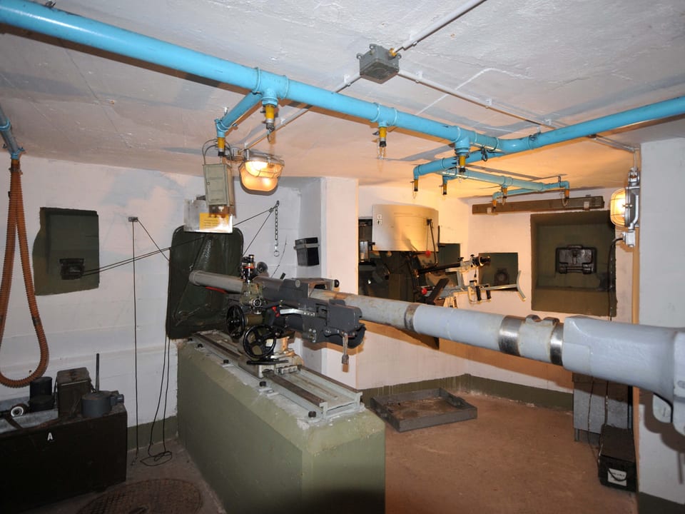 Blick ins Innere eines Bunkers mit einem alten Waffensystem.