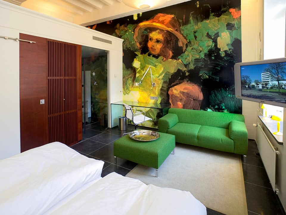 Hotelzimmer mit wandgrossem Bild. 
