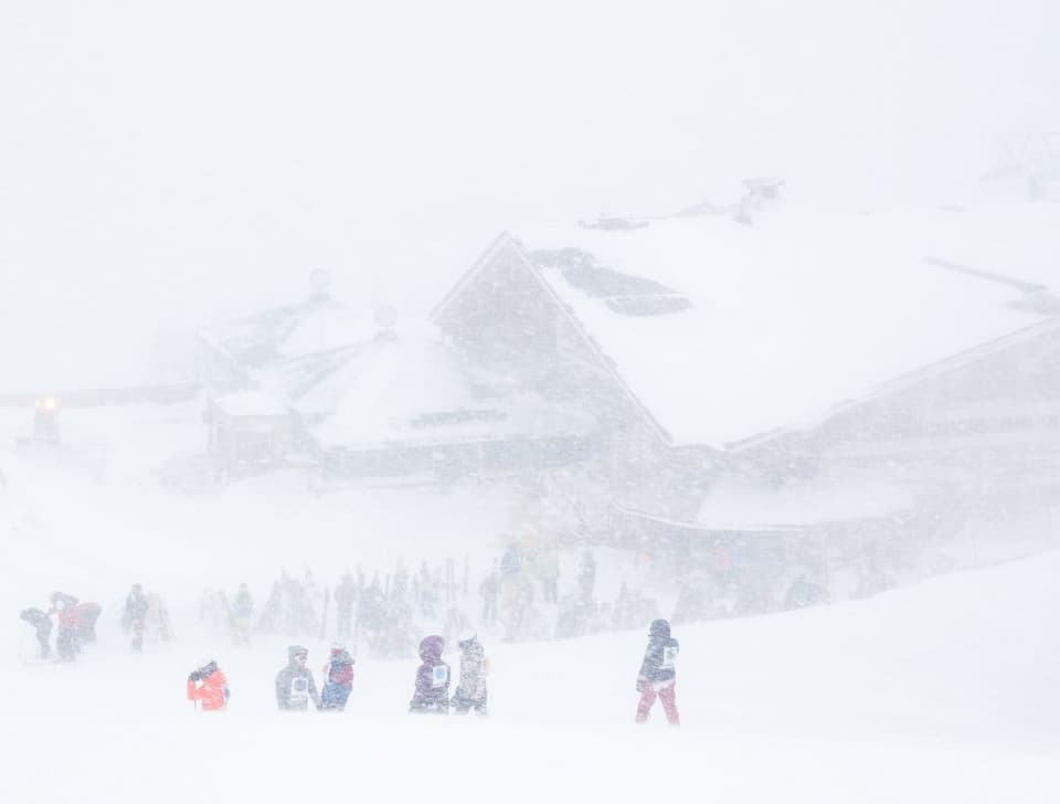 Skifahrer in Schneesturm