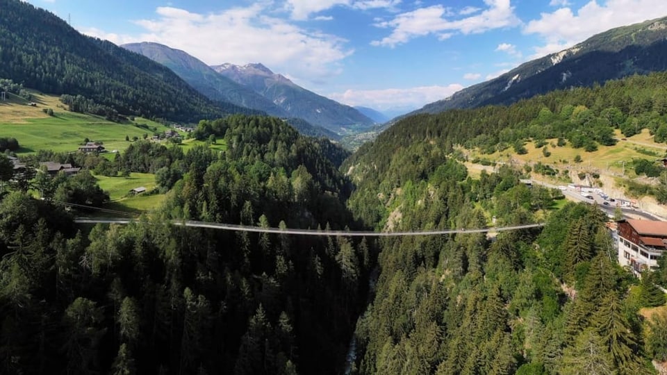 Blick auf die 160 Meter lange Aspi-Titter Hängebrücke