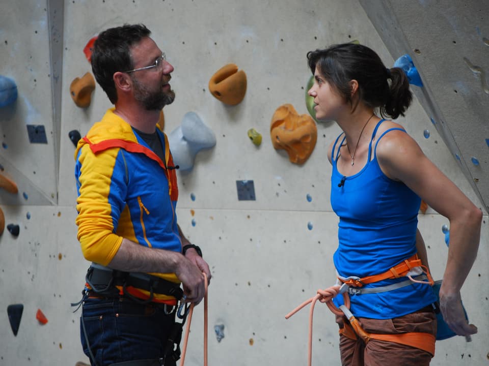 Kletterin Nina Caprez und Nik Hartmann in der Kletterhalle. 