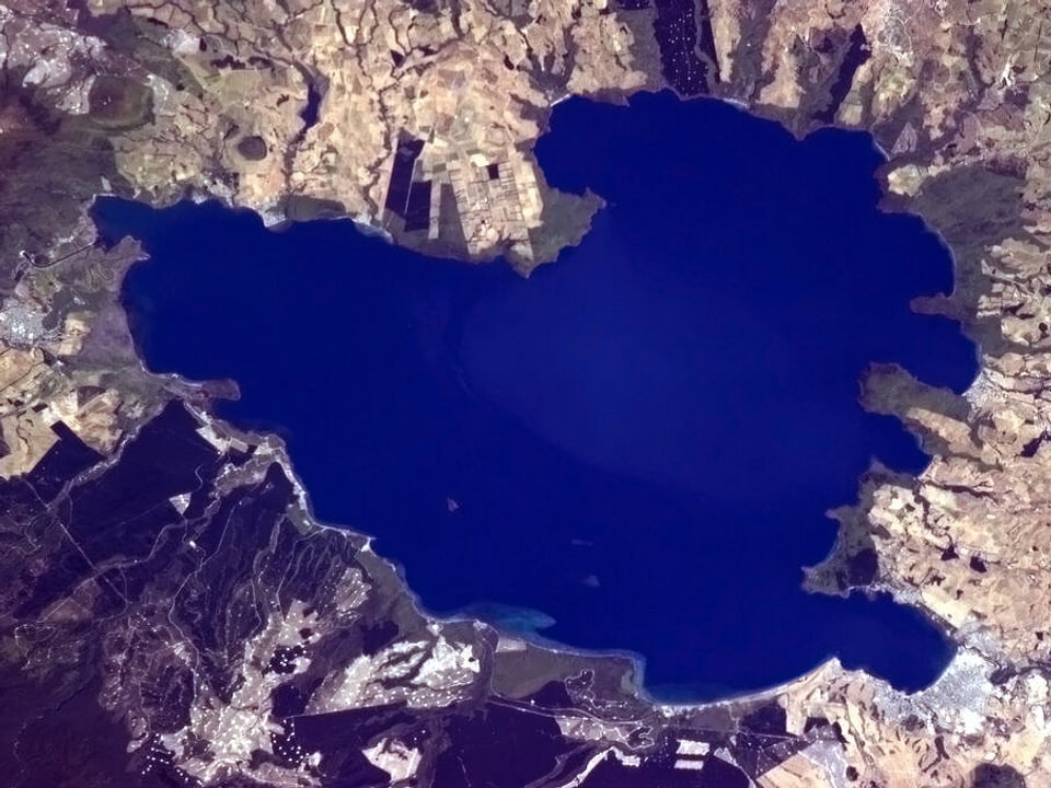 Blick aus dem Orbit auf den tiefblauen Lake Taupo in Neuseeland.