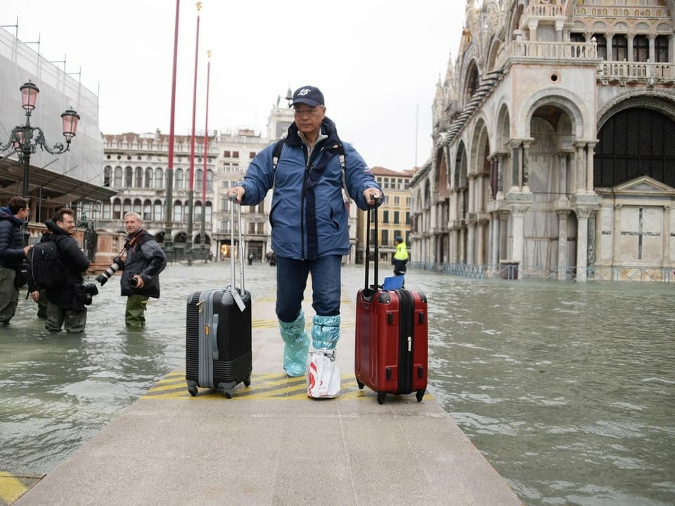 Tourist mit Koffern auf Markusplatz
